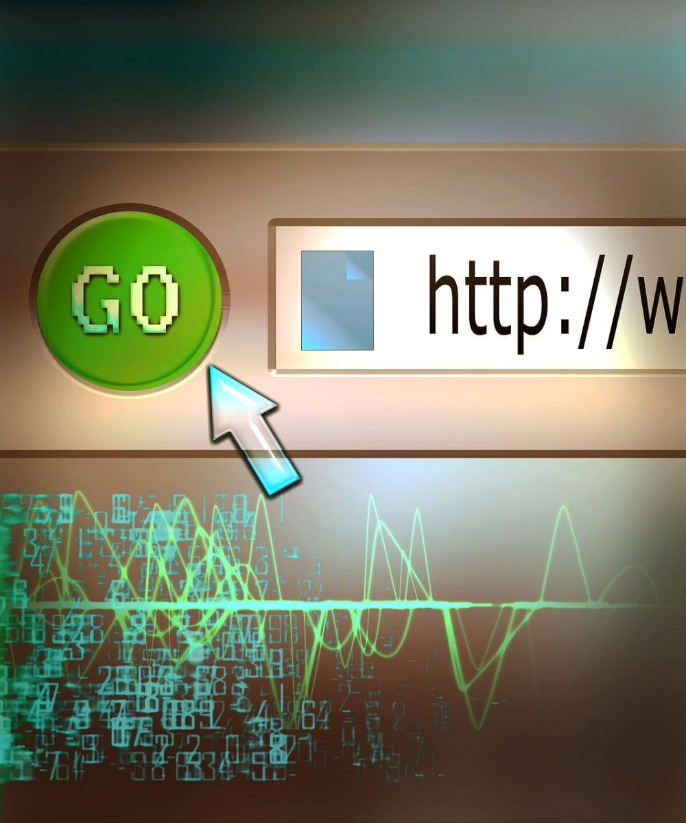 URL (Uniform Resource Locator)